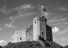Lais Puzzle - Cardiff Castle Wales UK in der Castle Street ist eine normannische Festung aus dem 12. in schwarz weiß - 1.000 Teile