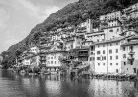 Lais Puzzle - Blick auf das Fischerdorf Gandria mit bunten Häusern am Luganersee an einem schönen Sommertag in der Schweiz in schwarz weiß - 1.000 Teile