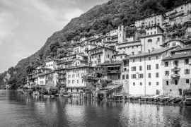 Lais Puzzle - Blick auf das Fischerdorf Gandria mit bunten Häusern am Luganersee an einem schönen Sommertag in der Schweiz in schwarz weiß - 2.000 Teile