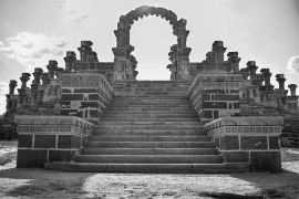 Lais Puzzle - Blick auf den alten historischen Ort Chattardi in Bhuj, Gujarat, Indien in schwarz weiß - 2.000 Teile