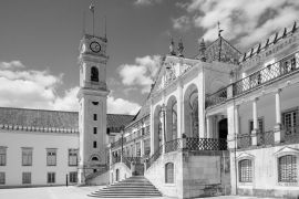 Lais Puzzle - Blick auf die alte Universität von Coimbra in schwarz weiß - 2.000 Teile