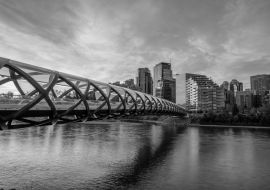 Lais Puzzle - Blick auf die Fußgängerbrücke über den Bow River in Calgary Alberta bei Sonnenaufgang in schwarz weiß - 1.000 Teile