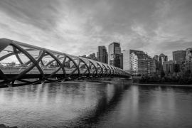 Lais Puzzle - Blick auf die Fußgängerbrücke über den Bow River in Calgary Alberta bei Sonnenaufgang in schwarz weiß - 2.000 Teile
