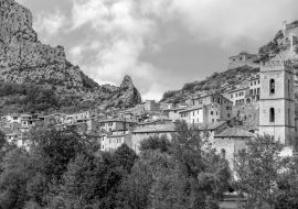 Lais Puzzle - Kleine französische mittelalterliche Stadt zwischen zwei felsigen Hügeln und dem Fluss Var, Gemeinde Entrevaux, Region Provence-Alpes-Côte d'Azur in schwarz weiß - 1.000 Teile