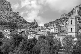 Lais Puzzle - Kleine französische mittelalterliche Stadt zwischen zwei felsigen Hügeln und dem Fluss Var, Gemeinde Entrevaux, Region Provence-Alpes-Côte d'Azur in schwarz weiß - 2.000 Teile