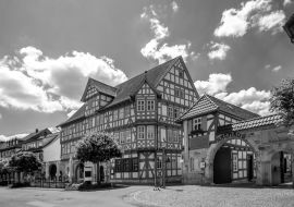 Lais Puzzle - Rathaus, Wanfried, Hessen, Deutschland in schwarz weiß - 1.000 Teile