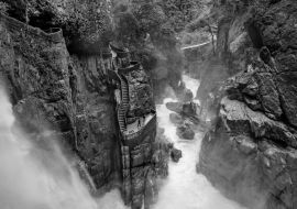 Lais Puzzle - Luftaufnahme des Del-Diablo-Wasserfalls in Banos, Ecuador in schwarz weiß - 1.000 Teile