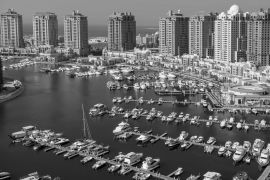 Lais Puzzle - Blick auf die Perle des Jachthafens von Katar - den Porto Arabia in schwarz weiß - 2.000 Teile