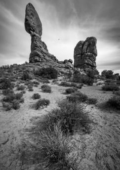 Lais Puzzle - Ausbalancierter Felsen im Arches-Nationalpark, Utah, USA in schwarz weiß - 1.000 Teile