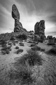 Lais Puzzle - Ausbalancierter Felsen im Arches-Nationalpark, Utah, USA in schwarz weiß - 2.000 Teile