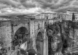 Lais Puzzle - Eine sehr alte römische Brücke in Ronda, Spanien in schwarz weiß - 1.000 Teile
