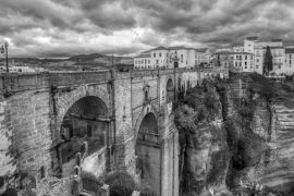 Lais Puzzle - Eine sehr alte römische Brücke in Ronda, Spanien in schwarz weiß - 2.000 Teile
