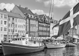 Lais Puzzle - Nyhavn, ein Hafen aus dem 17. Jahrhundert in Kopenhagen mit typischen bunten Häusern und Booten mit der dänischen Nationalflagge auf dem ersten Grund in schwarz weiß - 1.000 Teile