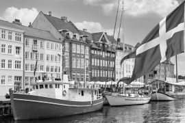 Lais Puzzle - Nyhavn, ein Hafen aus dem 17. Jahrhundert in Kopenhagen mit typischen bunten Häusern und Booten mit der dänischen Nationalflagge auf dem ersten Grund in schwarz weiß - 2.000 Teile