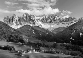 Lais Puzzle - Schöne Landschaft der italienischen Dolomiten - Santa Magdalena in schwarz weiß - 1.000 Teile