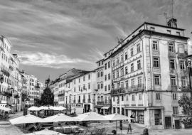 Lais Puzzle - Straßen in der Altstadt von Coimbra in Portugal in schwarz weiß - 1.000 Teile