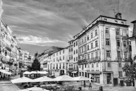 Lais Puzzle - Straßen in der Altstadt von Coimbra in Portugal in schwarz weiß - 2.000 Teile