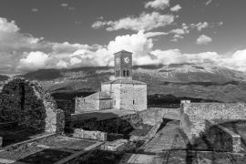 Lais Puzzle - Blick auf den Uhrenturm der Burg von Gjirokastra mit Bergen und Wolken in schwarz weiß - 2.000 Teile