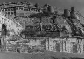 Lais Puzzle - Ein Panoramablick auf das Fort und die Altstadt oberhalb der blauen Stadt Jodhpur, Rajasthan, Indien, am späten Nachmittag in schwarz weiß - 1.000 Teile