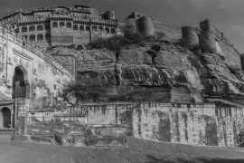 Lais Puzzle - Ein Panoramablick auf das Fort und die Altstadt oberhalb der blauen Stadt Jodhpur, Rajasthan, Indien, am späten Nachmittag in schwarz weiß - 2.000 Teile