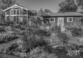 Lais Puzzle - Traditionelle Architektur eines alten schwedischen Gebäudes auf der Insel Djurgarden, einem historischen Erholungsgebiet. Stockholm, Schweden in schwarz weiß - 1.000 Teile