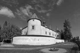 Lais Puzzle - Burg Bytca, eine Wasserburg aus dem 13. Jahrhundert, die im 16. Jahrhundert im Stil der Renaissance umgebaut wurde. Slowakei in schwarz weiß - 2.000 Teile
