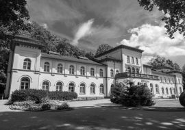 Lais Puzzle - Blick auf das historische Badehaus in der Kurstadt Bad Soden / Deuschland am Taunus in schwarz weiß - 1.000 Teile