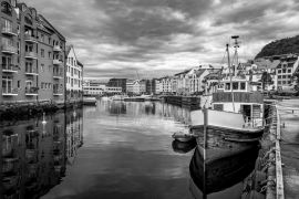 Lais Puzzle - Boot am Pier in Aalesund in Norwegen in schwarz weiß - 2.000 Teile