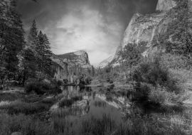 Lais Puzzle - Spiegelungen im Wasser der Yosemite Mountains am Mirror Lake bei Sonnenuntergang, Yosemite. Kalifornien, Vereinigte Staaten in schwarz weiß - 1.000 Teile