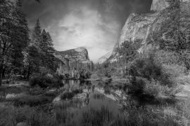 Lais Puzzle - Spiegelungen im Wasser der Yosemite Mountains am Mirror Lake bei Sonnenuntergang, Yosemite. Kalifornien, Vereinigte Staaten in schwarz weiß - 2.000 Teile