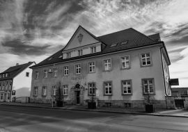 Lais Puzzle - Alte Post Alfeld in schwarz weiß - 1.000 Teile