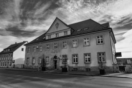 Lais Puzzle - Alte Post Alfeld in schwarz weiß - 2.000 Teile