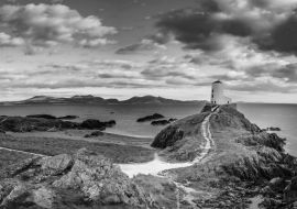 Lais Puzzle - Blick auf den Leuchtturm auf der Insel Llanddwyn an der Küste von Anglesey in Nordwales bei Sonnenuntergang in schwarz weiß - 1.000 Teile