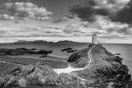 Lais Puzzle - Blick auf den Leuchtturm auf der Insel Llanddwyn an der Küste von Anglesey in Nordwales bei Sonnenuntergang in schwarz weiß - 2.000 Teile