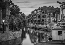 Lais Puzzle - Wasserkanal der Stadt Cambridge in der Abenddämmerung. England in schwarz weiß - 1.000 Teile