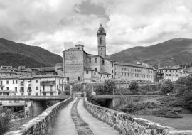 Lais Puzzle - Bucklige Brücke. Bobbio. Emilia-Romagna. Italien in schwarz weiß - 1.000 Teile