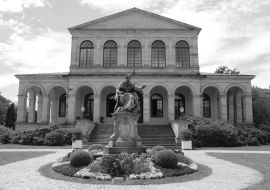 Lais Puzzle - Denkmal von König Ludwig I. von Bayern. Vorderansicht des Kursaal-Gebäudes in Bad Brückenau. Bayern, Deutschland, Europa in schwarz weiß - 1.000 Teile
