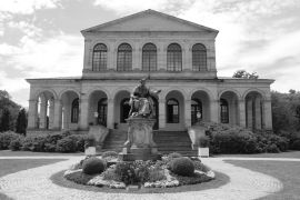 Lais Puzzle - Denkmal von König Ludwig I. von Bayern. Vorderansicht des Kursaal-Gebäudes in Bad Brückenau. Bayern, Deutschland, Europa in schwarz weiß - 2.000 Teile