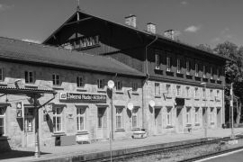 Lais Puzzle - Grenzbahnhofahnhof in Bayerisch Eisenstein in schwarz weiß - 2.000 Teile