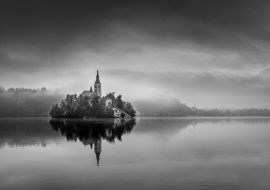 Lais Puzzle - Kloster am Bleder See, Slowenien in schwarz weiß - 1.000 Teile