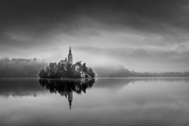 Lais Puzzle - Kloster am Bleder See, Slowenien in schwarz weiß - 2.000 Teile