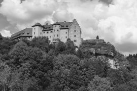 Lais Puzzle - Burg Rabenstein im Ahorntal, Fränkische Schweiz, Landkreis Bayreuth, Franken, Oberfranken, Bayern, Deutschland in schwarz weiß - 2.000 Teile
