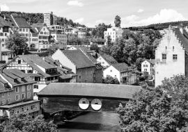 Lais Puzzle - Holzbrücke über die Limmat in Baden, Schweiz in schwarz weiß - 1.000 Teile