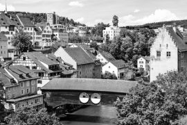 Lais Puzzle - Holzbrücke über die Limmat in Baden, Schweiz in schwarz weiß - 2.000 Teile
