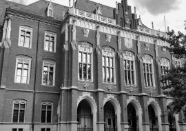 Lais Puzzle - Jagiellonische Universität (Uniwersytet Jagielloński). Historisches Zentrum in der Stadt Krakau. Polen in schwarz weiß - 1.000 Teile