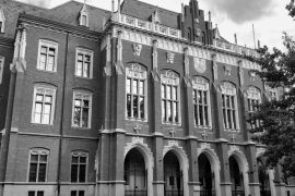 Lais Puzzle - Jagiellonische Universität (Uniwersytet Jagielloński). Historisches Zentrum in der Stadt Krakau. Polen in schwarz weiß - 2.000 Teile