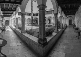 Lais Puzzle - Kreuzgang der Kirche und des Klosters des Heiligen Franziskus in Pula, Kroatien in schwarz weiß - 1.000 Teile