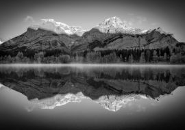 Lais Puzzle - Warmes Sonnenlicht, das den Mount Kidd im Hintergrund beleuchtet und vom stillen Wedge Pond in Kananaskis Country, Kanada, reflektiert wird in schwarz weiß - 1.000 Teile