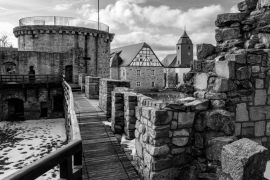 Lais Puzzle - Die Burgruine Friedewald in Hessen Deutschland in schwarz weiß - 2.000 Teile