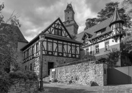Lais Puzzle - Blick auf die mittelalterliche Burg Kronberg im Taunus, Hessen, Deutschland in schwarz weiß - 1.000 Teile